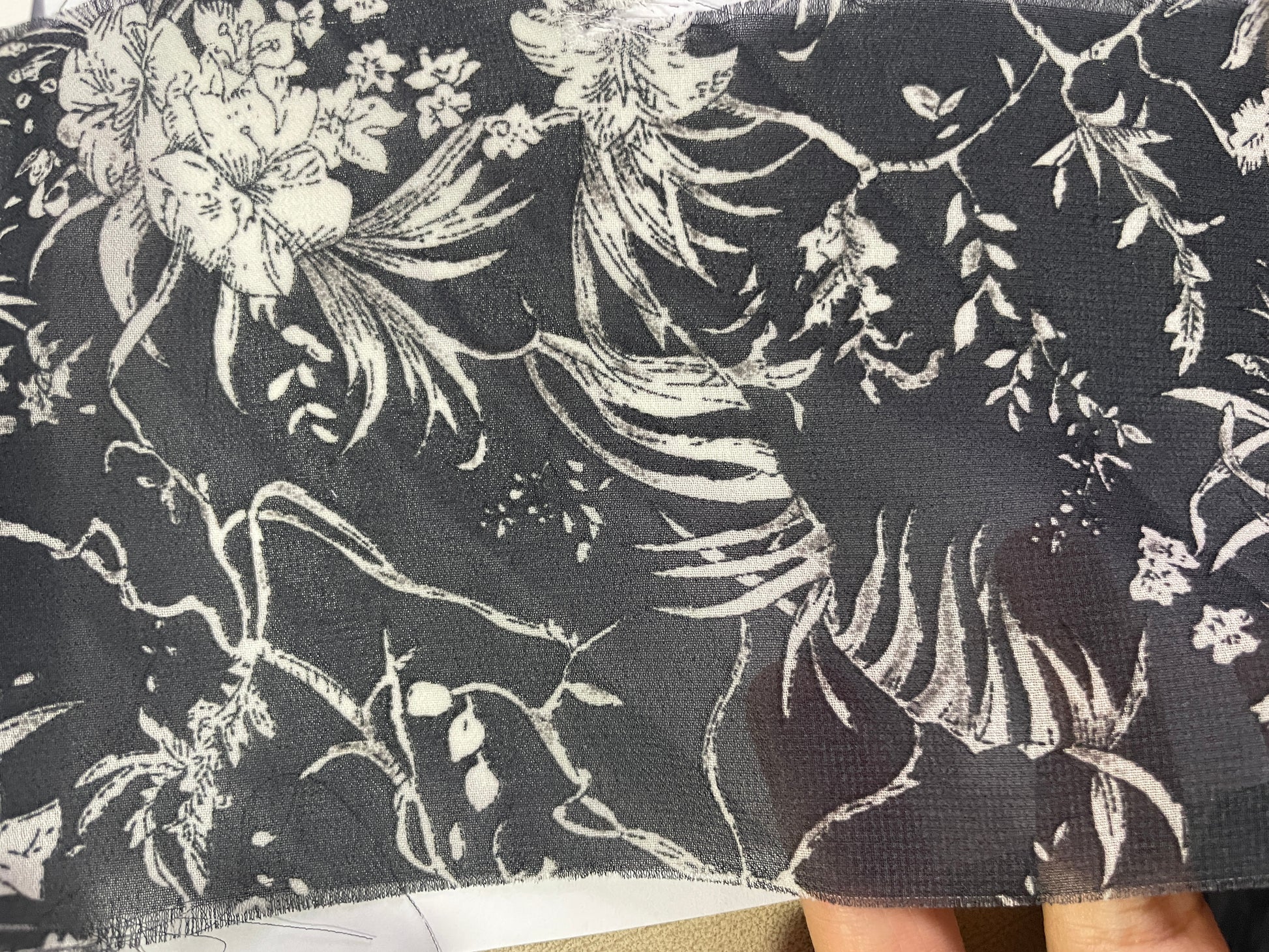 China Wholesale Print-100% Polyester Black Background Chiffon Print Fabric - Natasha Fabric