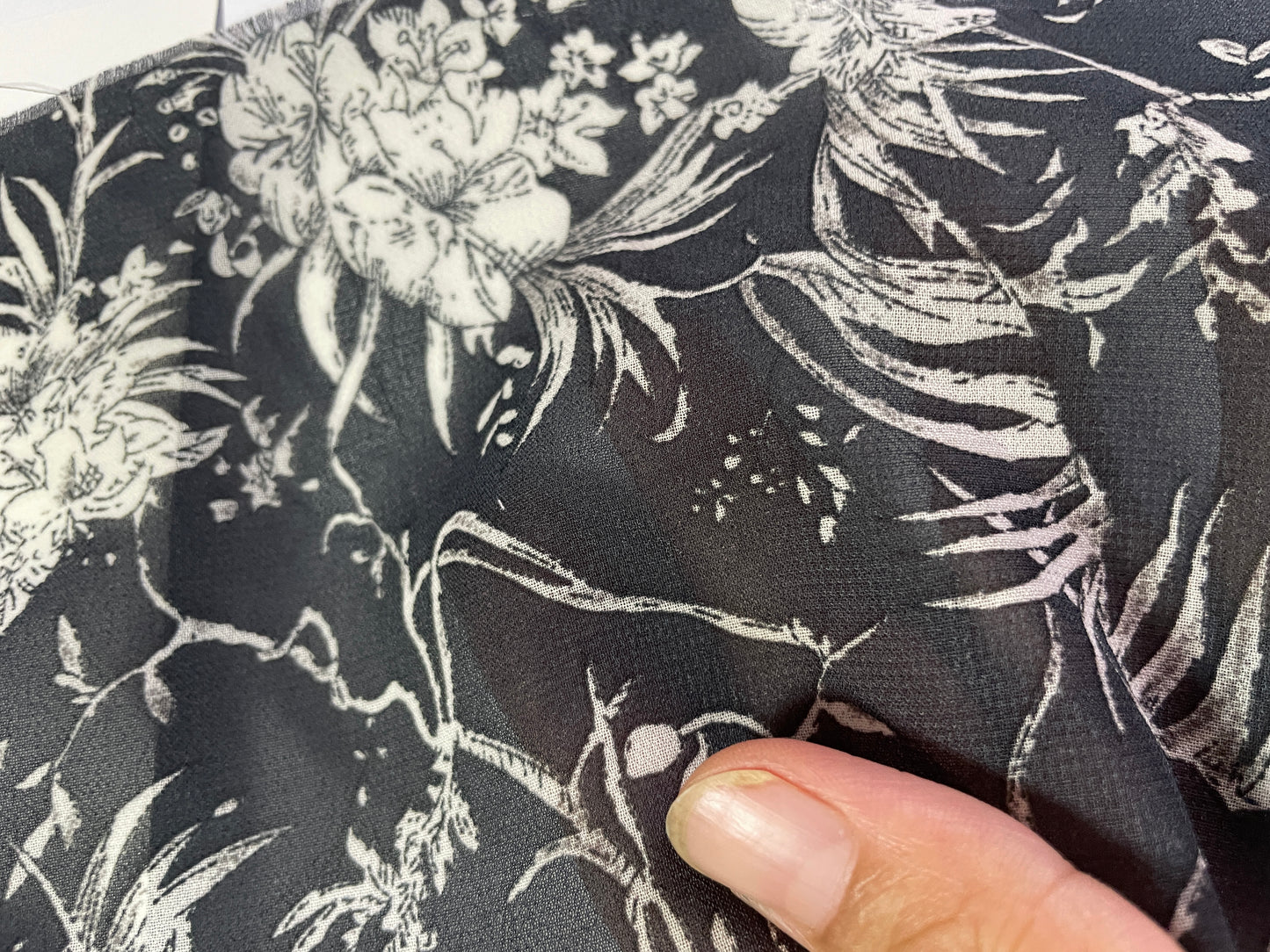 China Wholesale Print-100% Polyester Black Background Chiffon Print Fabric - Natasha Fabric