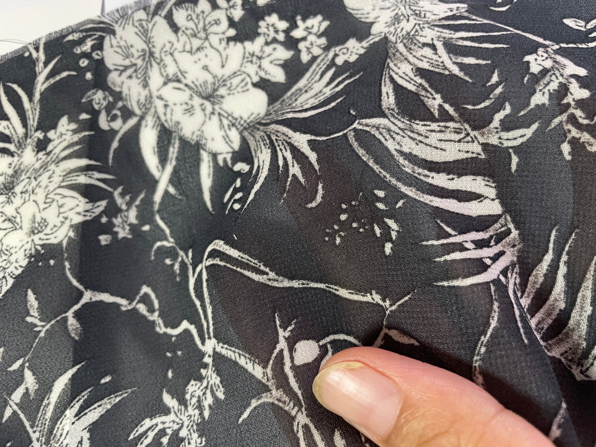 China Wholesale Print-100% Polyester Black Background Chiffon Print Fabric - Natasha Fabric