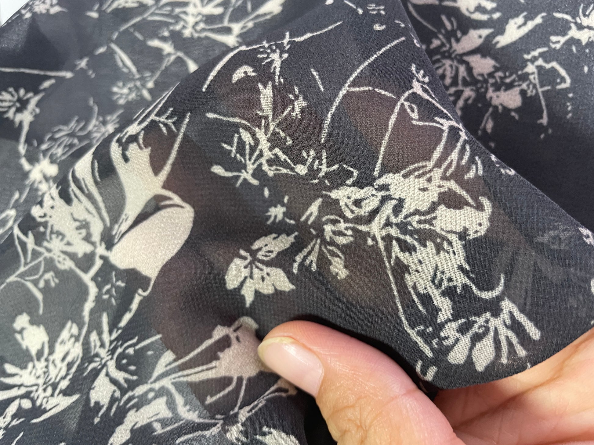 China Wholesale Print-100% Polyester Black Background Chiffon Print Fabric - Natasha Fabric