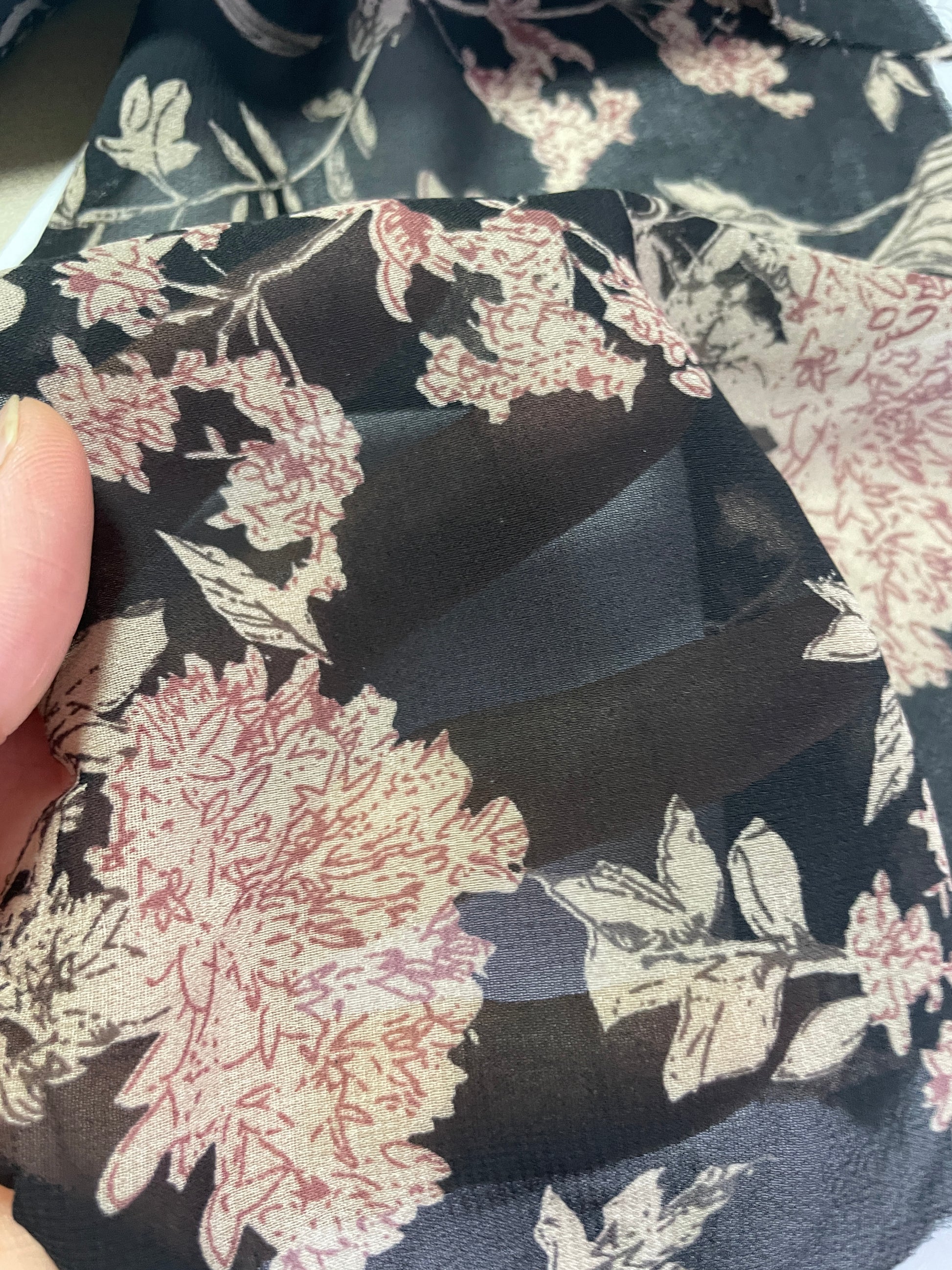 China Wholesale Print-100% Polyester Black Background Chiffon Print Fabric - Natasha Fabric