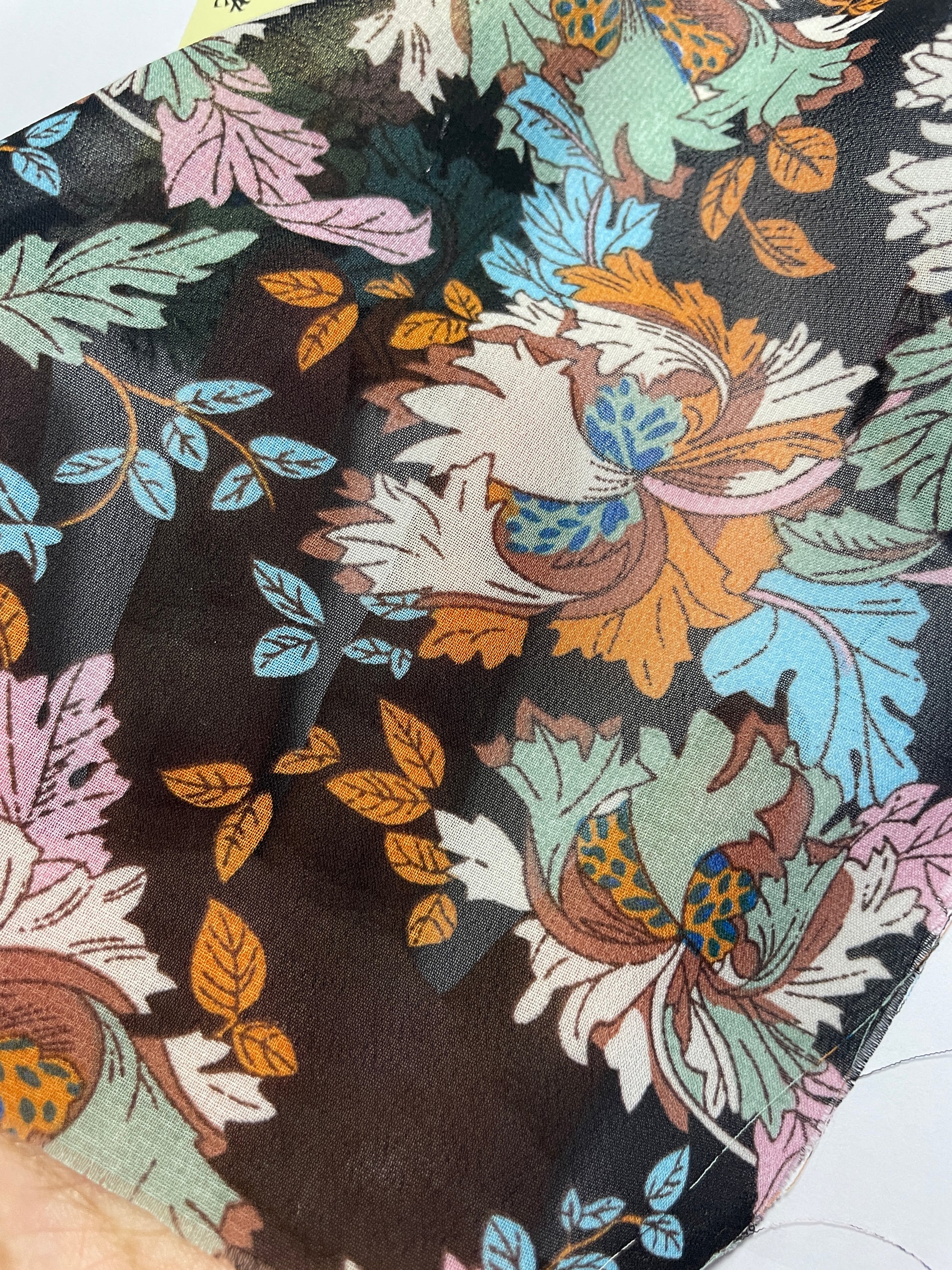 China Wholesale Print-100% Polyester Black Background Chiffon Print Fabric - Natasha Fabric